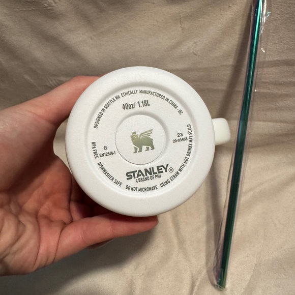 40oz Limited Edition Holographic and White Kuromi Stanley NIB - Picture 10 of 16